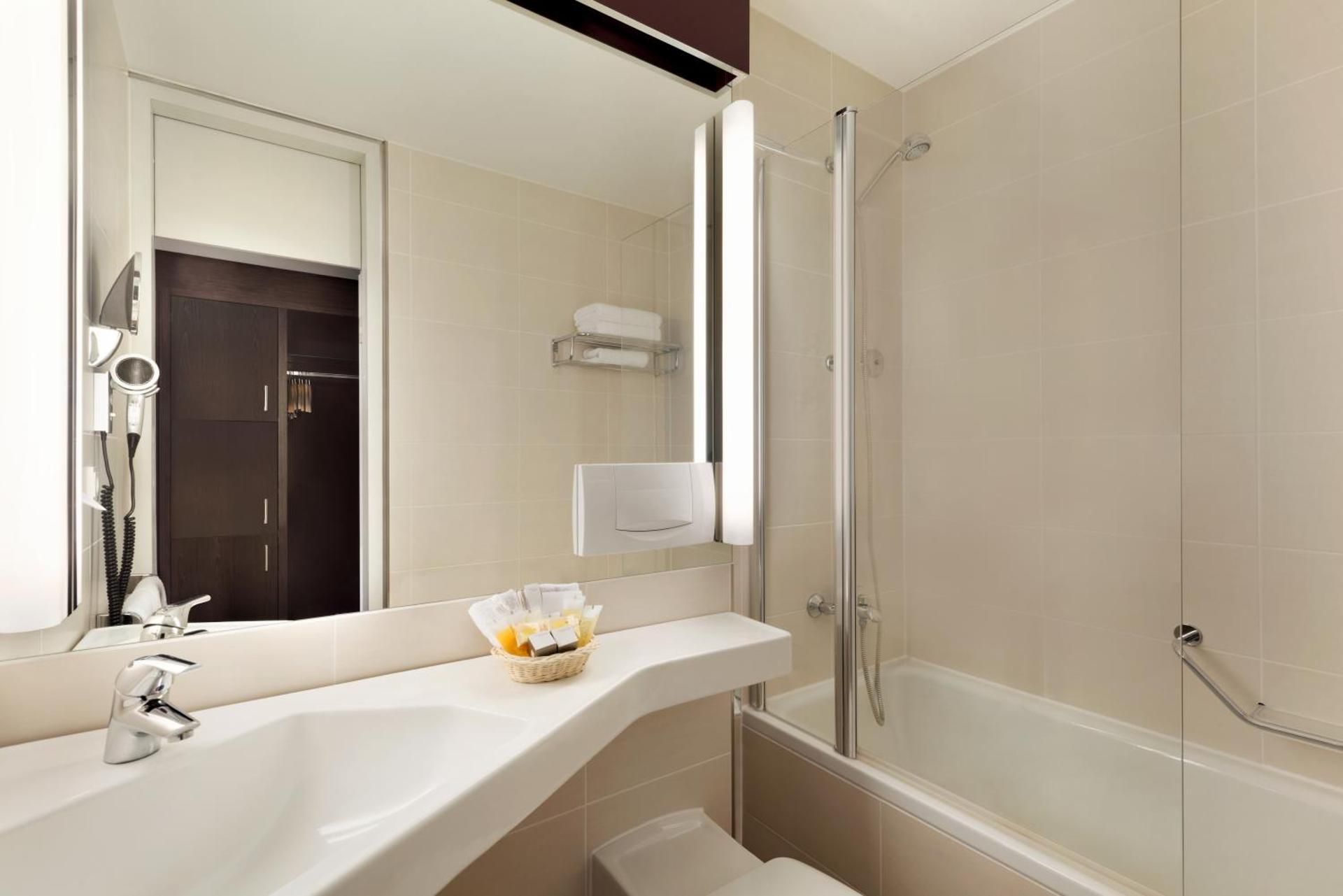 Ramada by Wyndham Nuernberg Parkhotel 1 King Bed, Sofa Bed, Non-Smoking 3