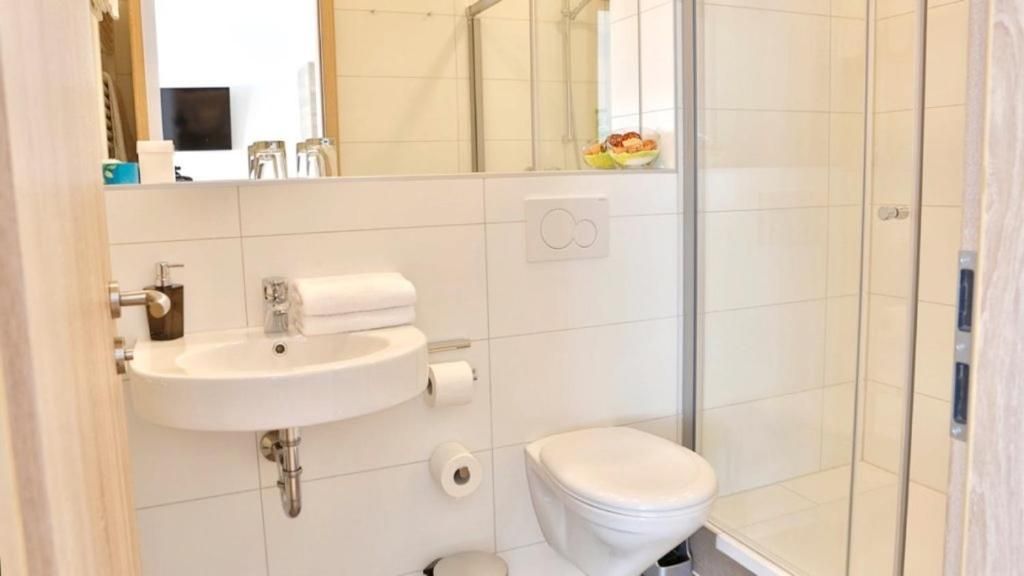 Twin Room with Shower