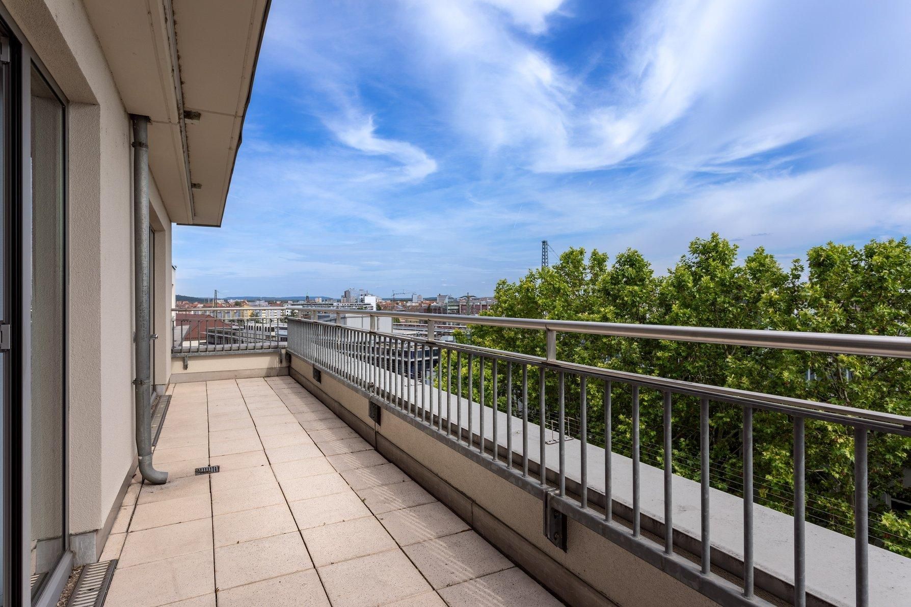 bellevue suite, concierge lounge access, 1 bedroom 2 room suite, 1 king, city view, pool access