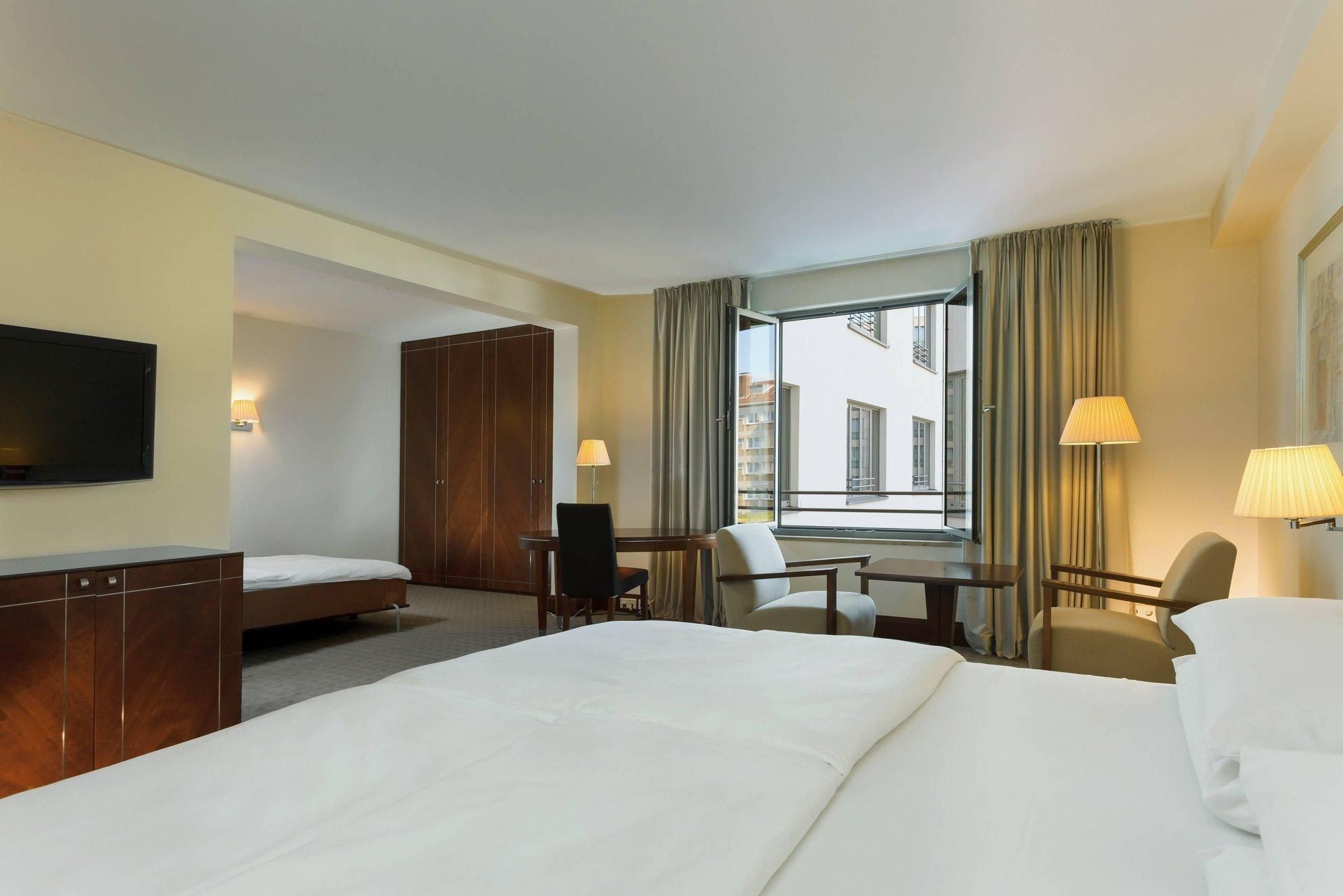 Sheraton Carlton Hotel Nuernberg Executive King Room, Concierge lounge access, Larger Guest room, 1 King, bed 2,00x2,10 m