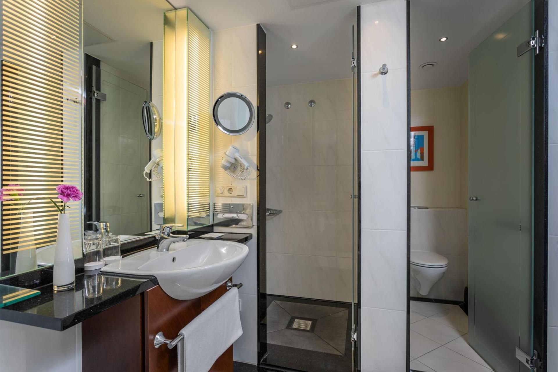 Sheraton Carlton Hotel Nuernberg Executive King Room, Concierge lounge access, Larger Guest room, 1 King, bed 2,00x2,10 m 3