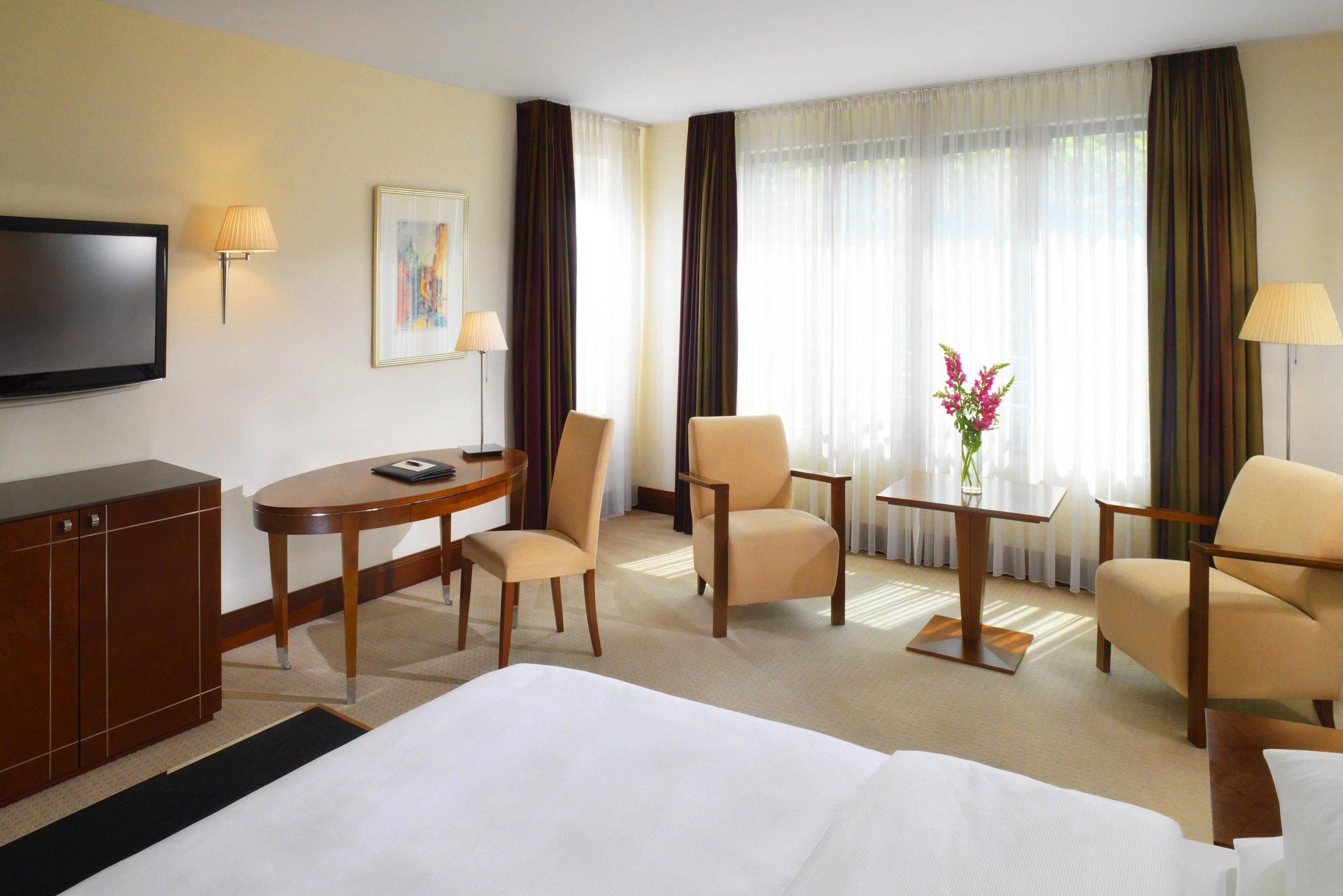 Sheraton Carlton Hotel Nuernberg Executive King Room, Concierge lounge access, Larger Guest room, 1 King, bed 2,00x2,10 m 2