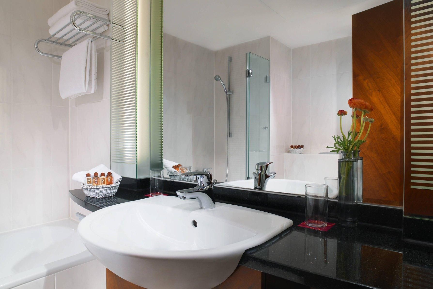 Sheraton Carlton Hotel Nuernberg Superior Room, Guest Room, 1 Queen, Bed 1,80x2,10 M, Pool Access 3