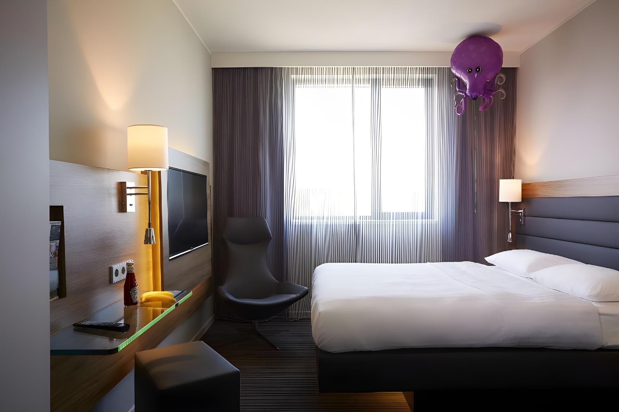 Moxy Ludwigshafen Moxy Sleeper River View, Guest room, 1 Queen 2