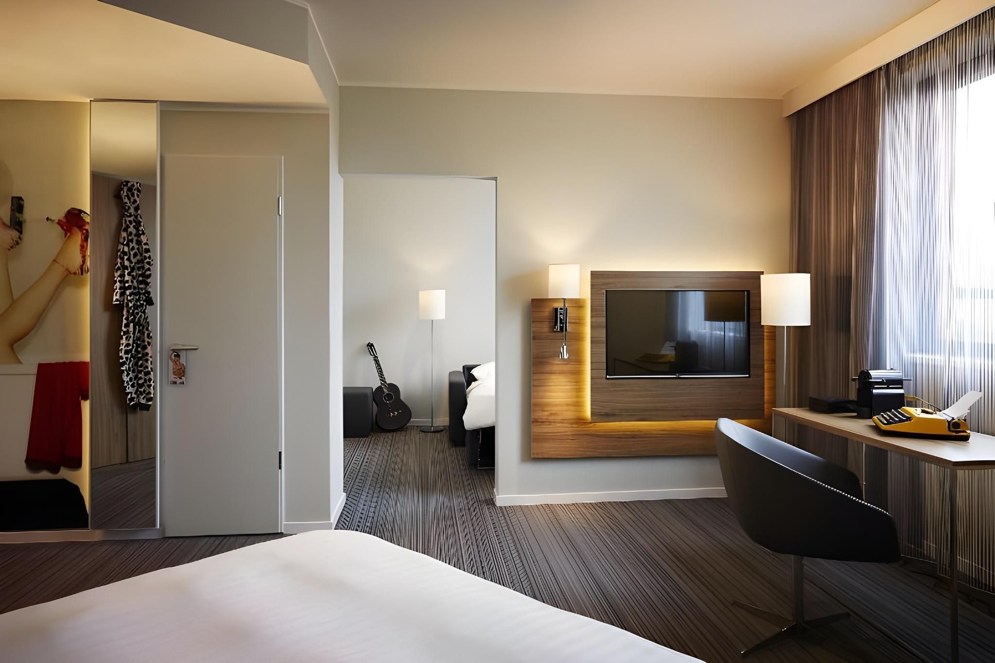 Moxy Ludwigshafen Moxy Queen Sleeper, Guest room, 1 Queen 2