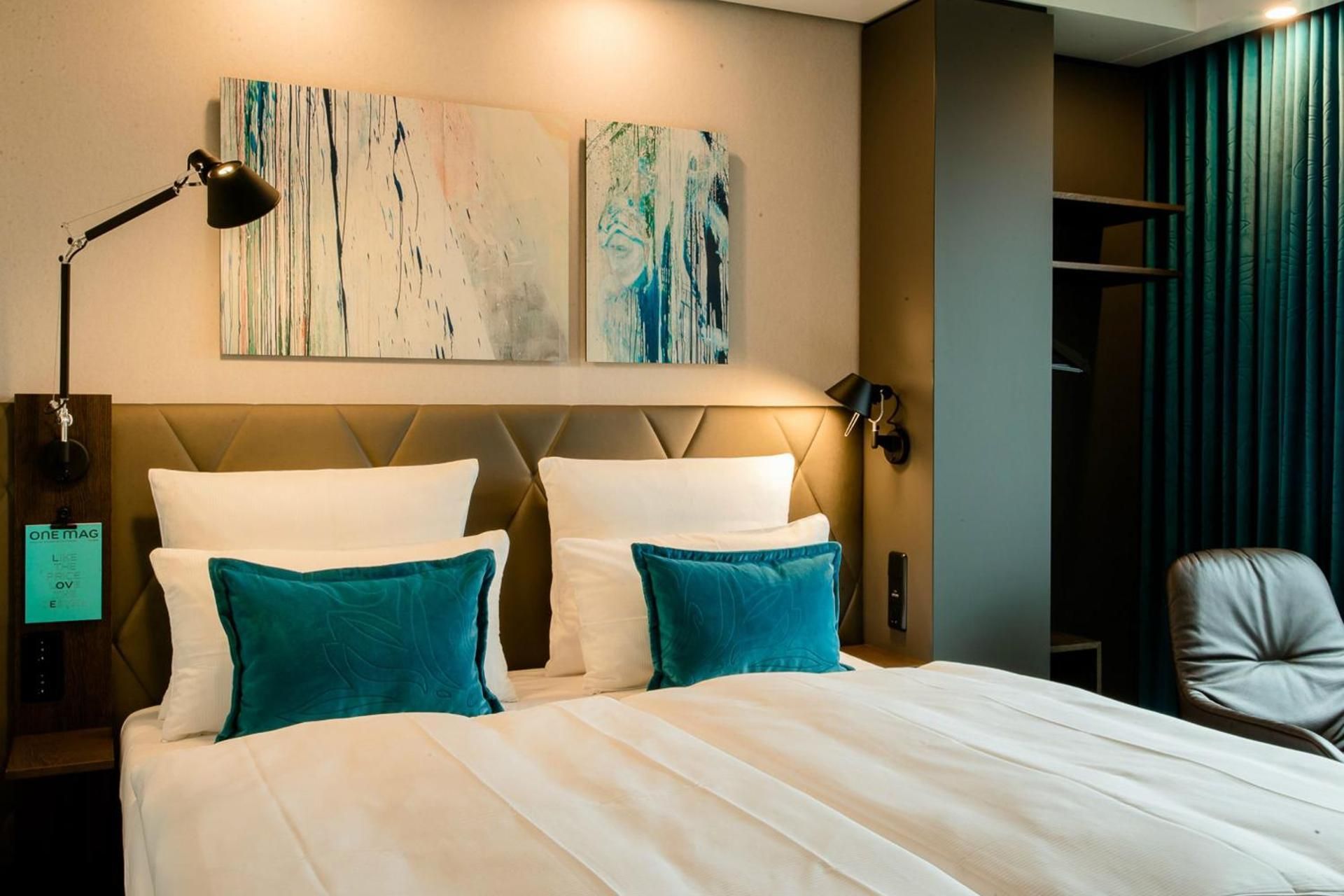 Motel One Koln-Neumarkt Queen Room 2