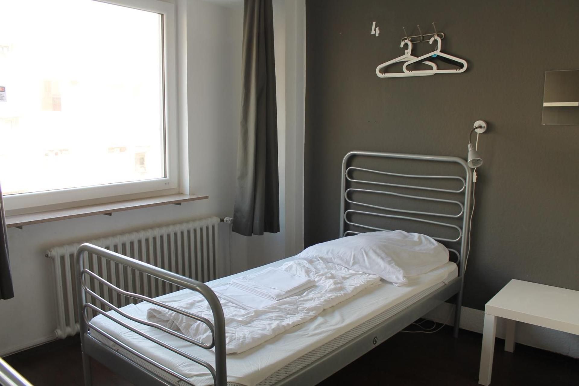 Single Bed in mixed 5 Bed Dormitory Room with shared Bathroom