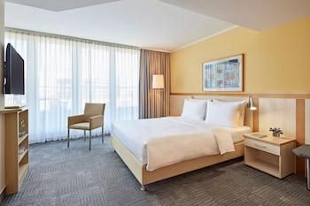 1 Queen Bed With Balcony Deluxe