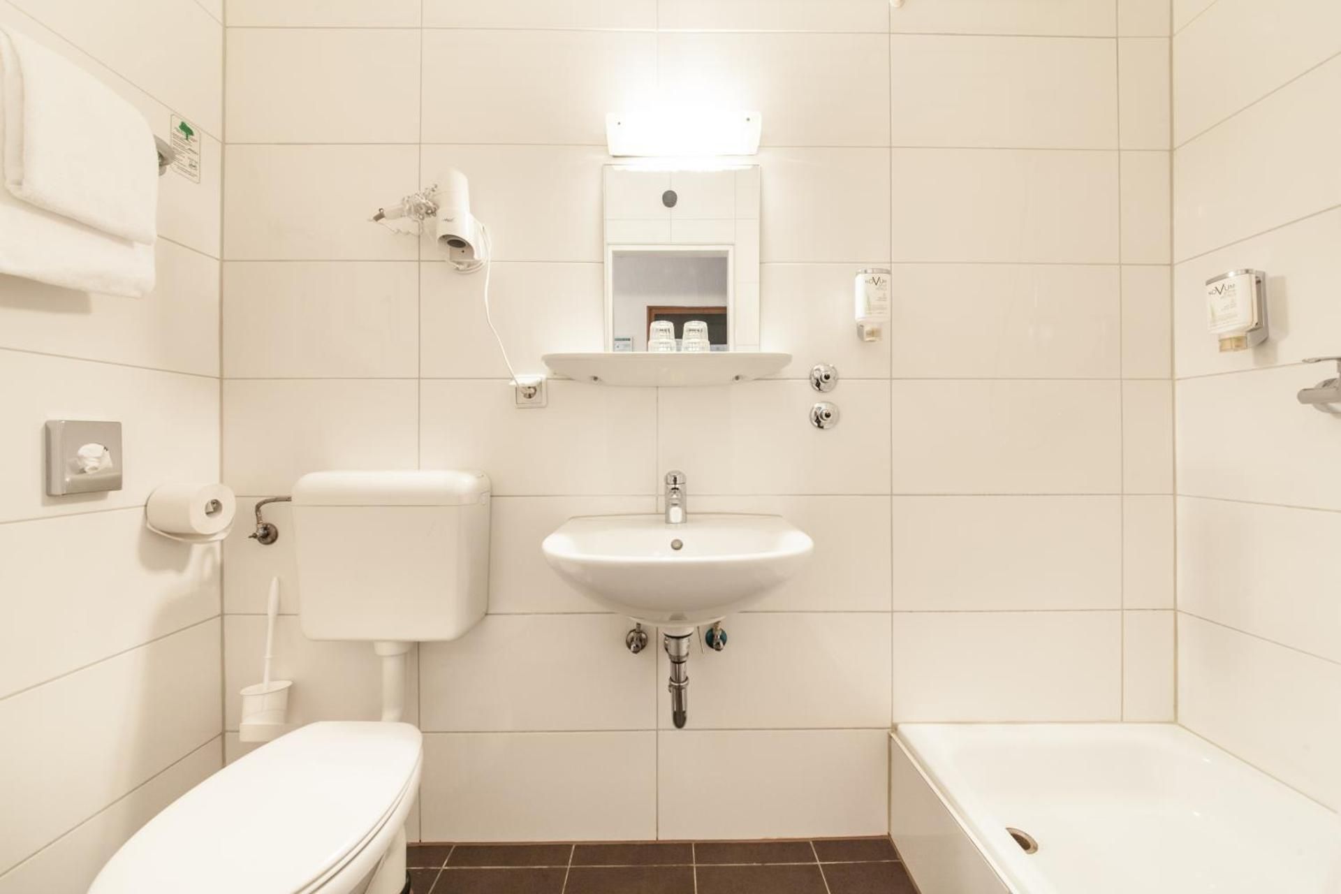 Hotel Ahl Meerkatzen Queen Room 3