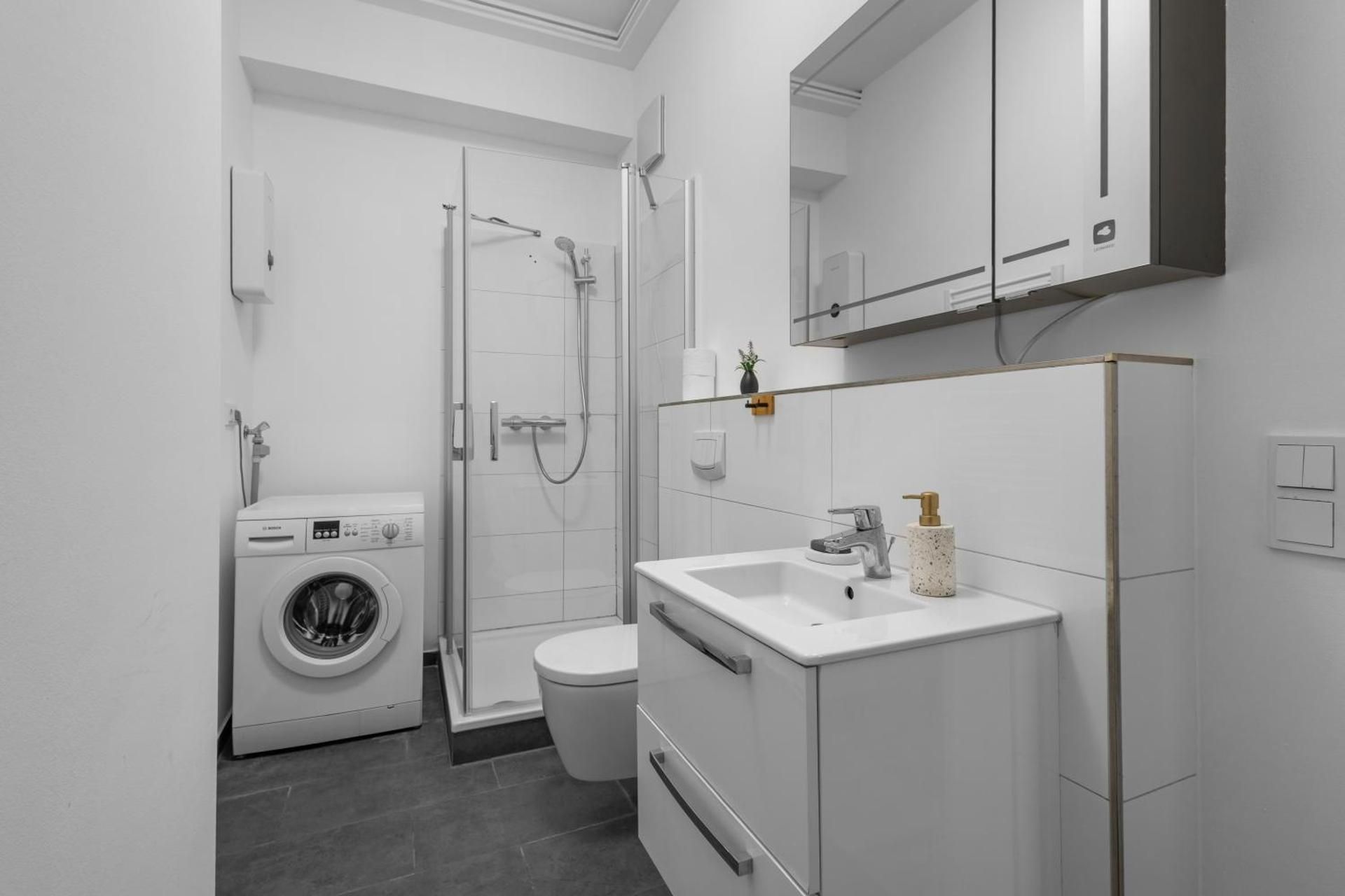 Five-Bedroom Deluxe Apartment