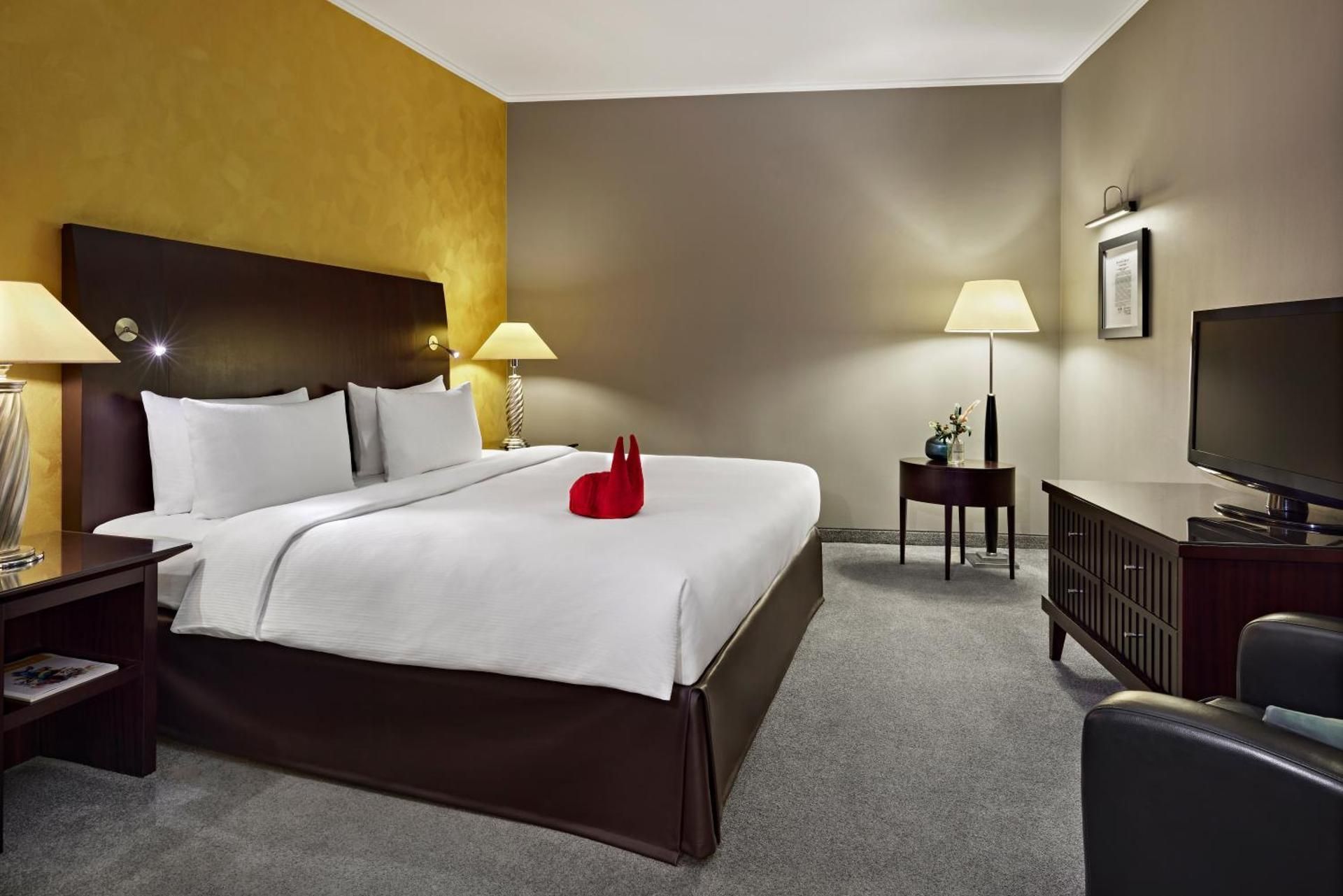 1 King Bed Premium