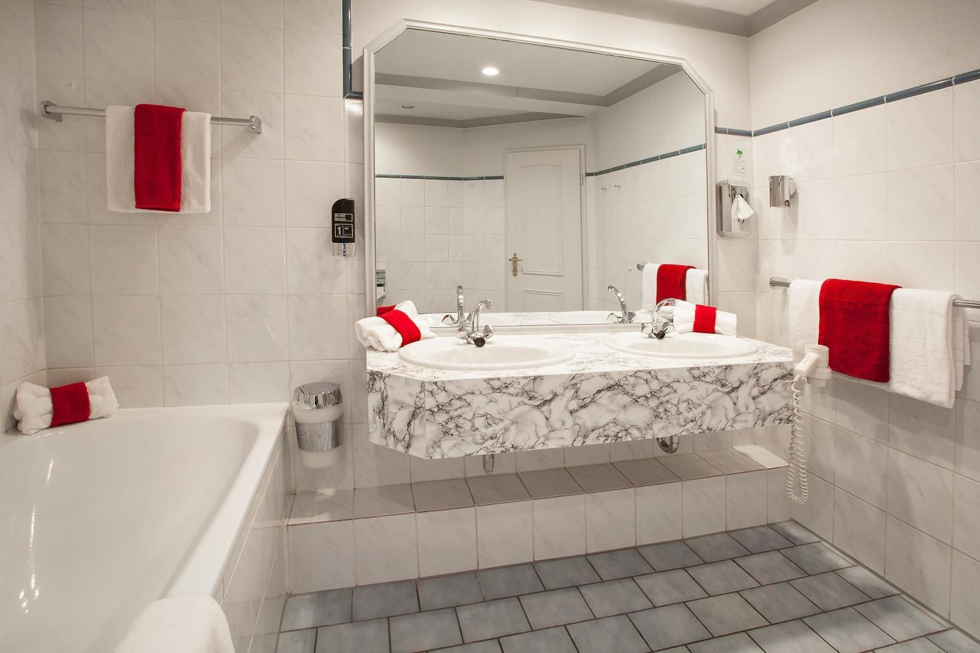 Centro Hotel Royal Superior Triple Room 3