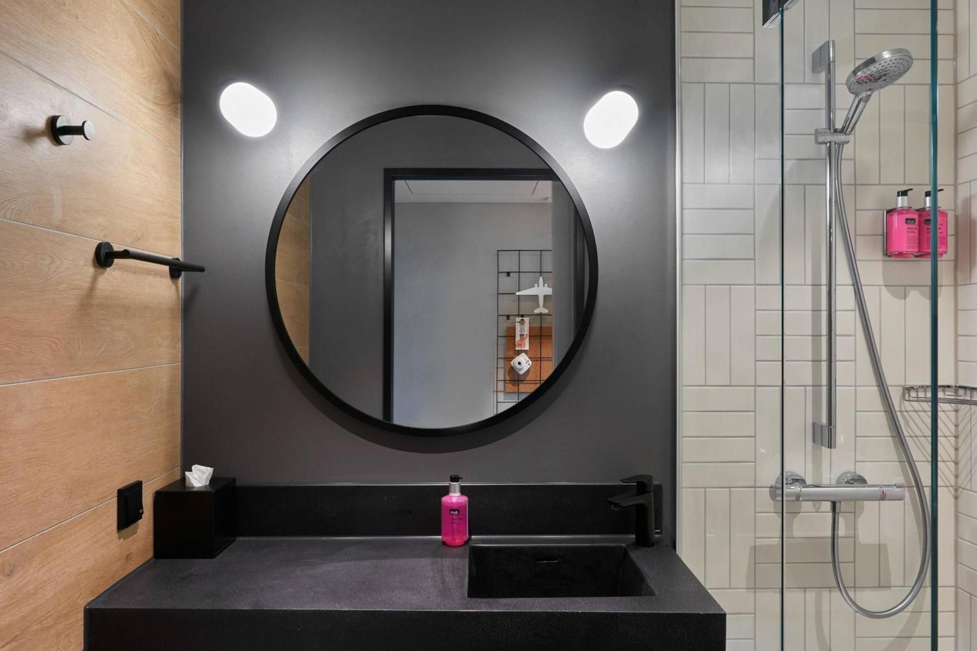 Moxy Cologne Bonn Airport Moxy Sleeper, Guest Room, 2 Twin 2