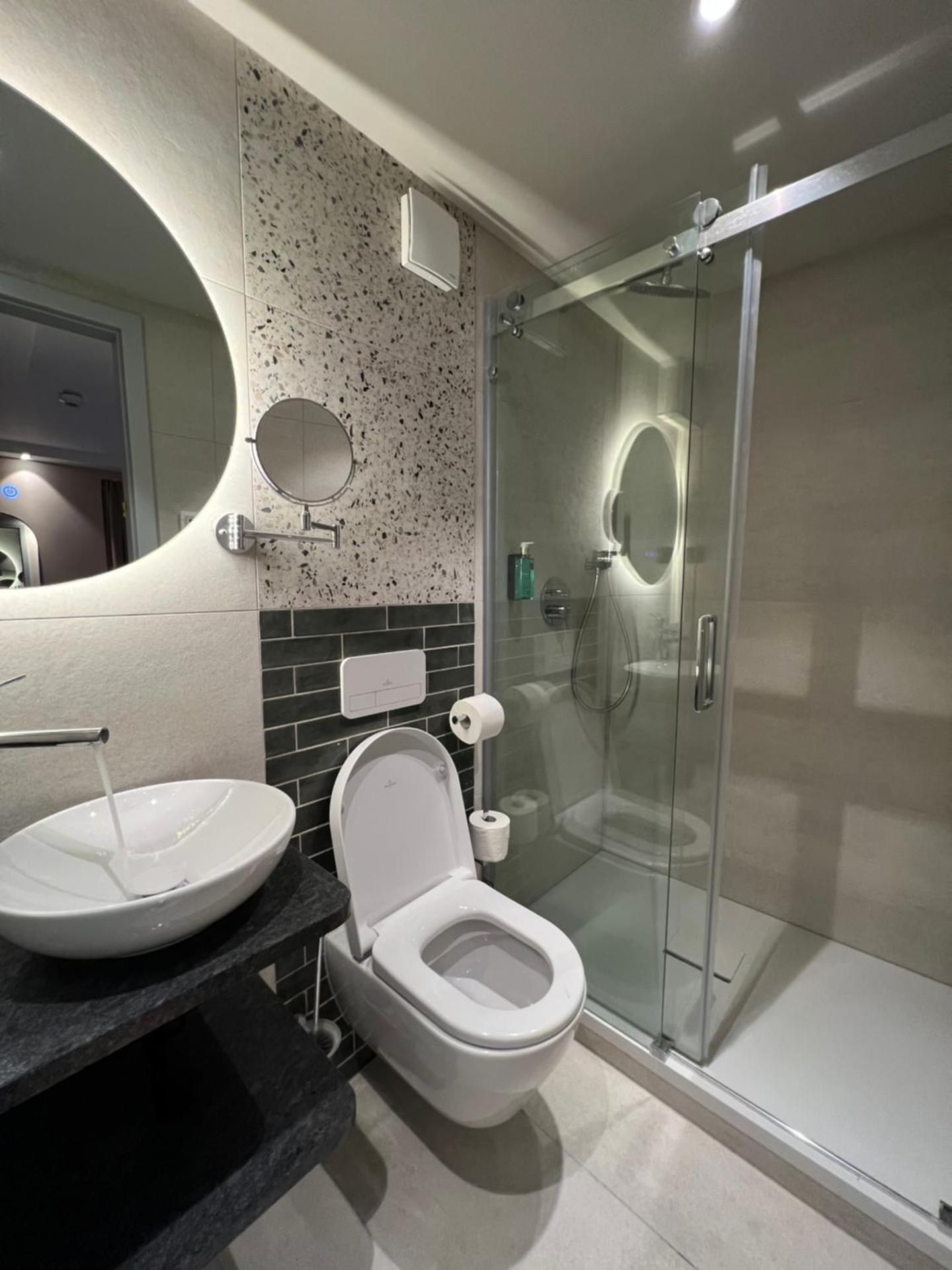 Day8 Hotel Deluxe Double Room 3