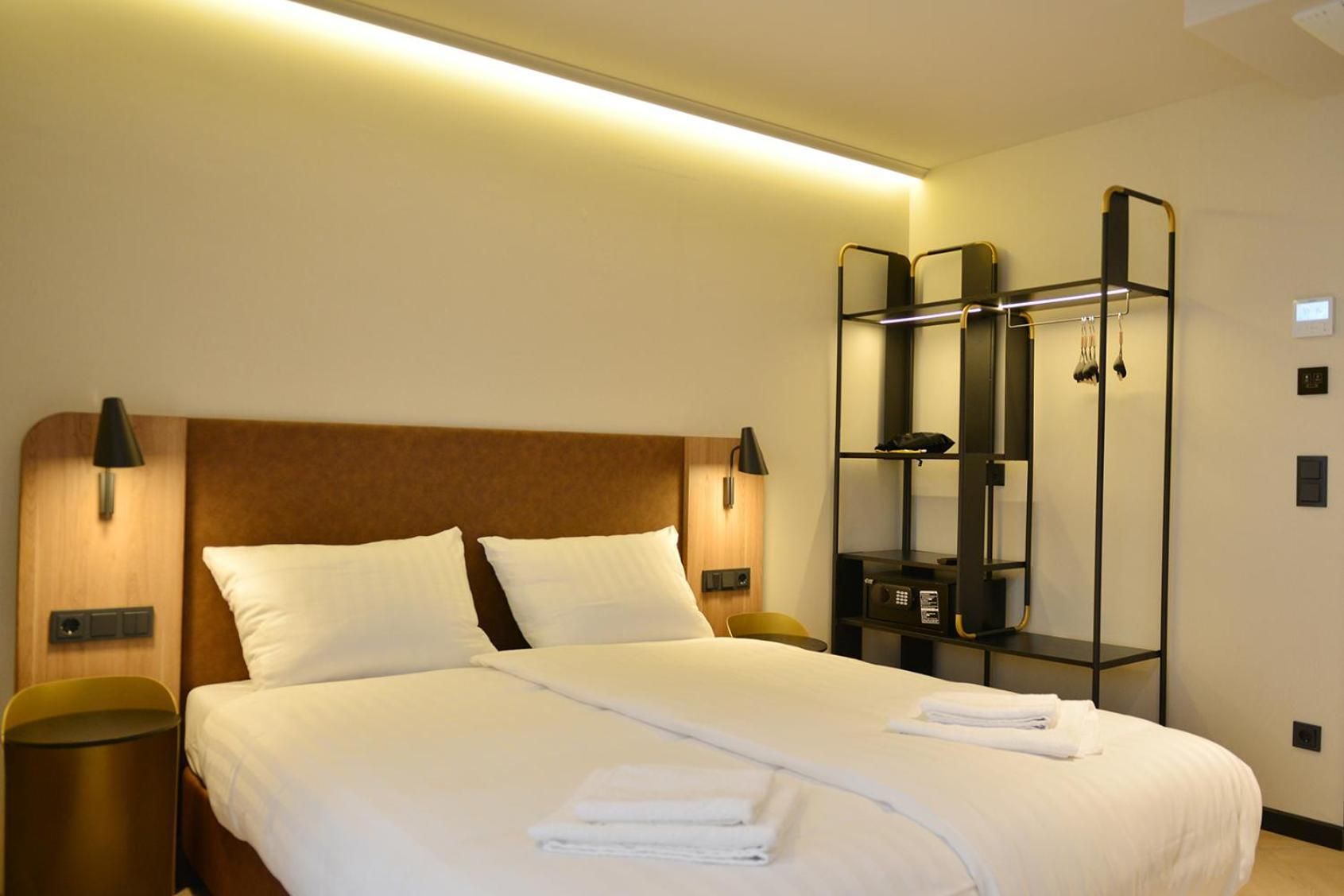 Day8 Hotel Deluxe Double Room 2