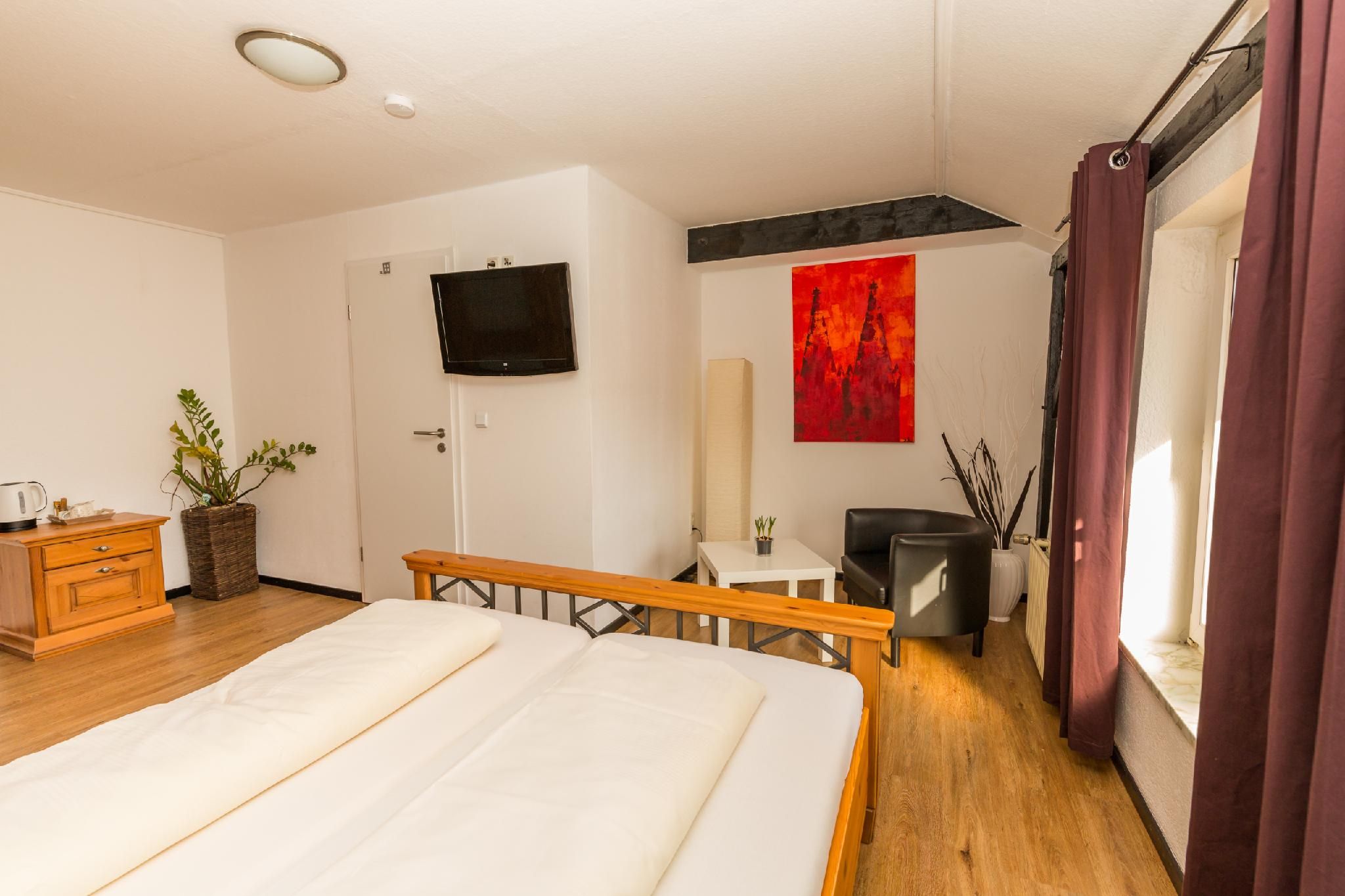 King-Standard-Eigenes Badezimmer-Blick Auf Den Hof