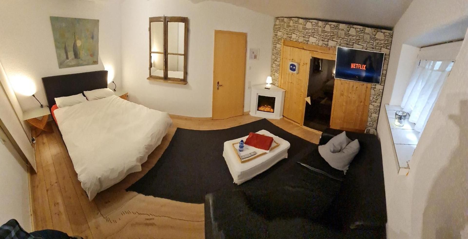 Schonste Lage am Rhein in unmittelbarer Stadtnahe, B & B Double Room - Basement
