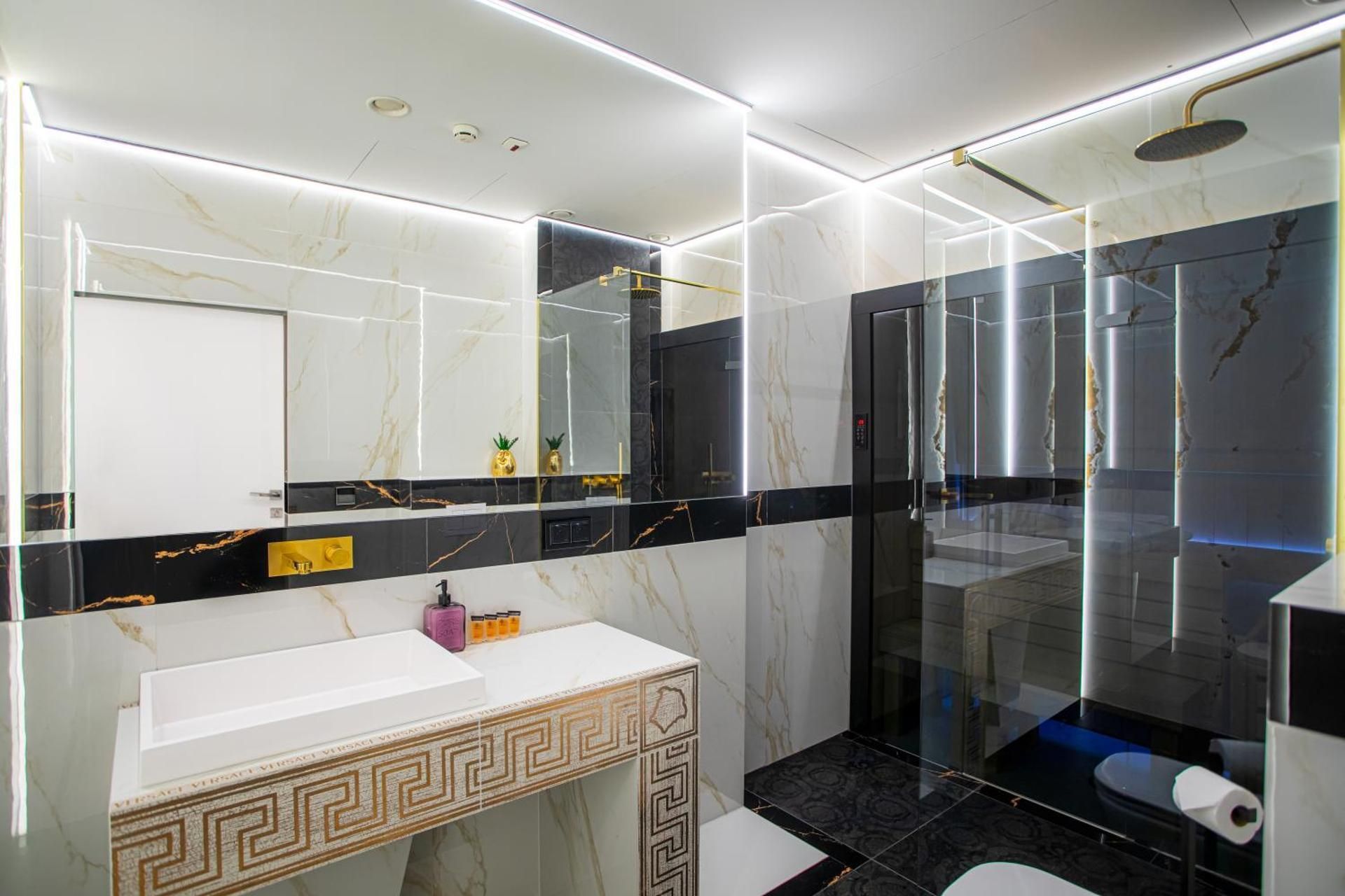 44 Floor Luxury Apartment with Old Town View & Sauna