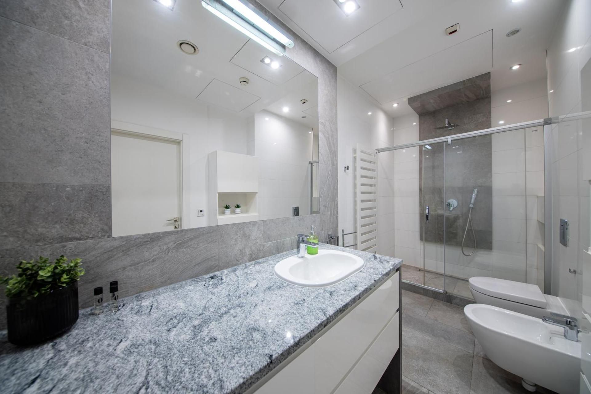 42 Floor Apartment with Old Town view