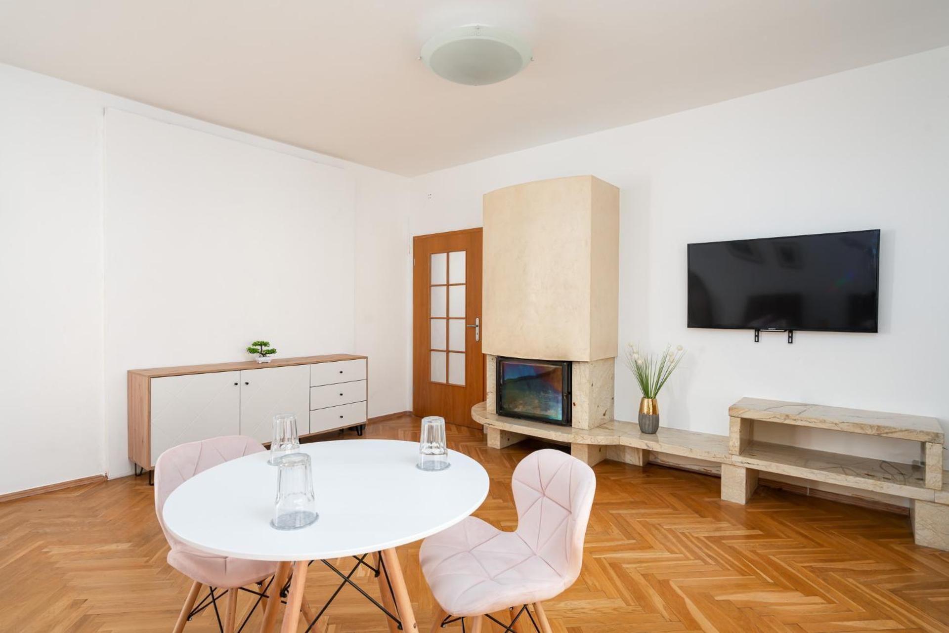 Quadruple Room with Balcony and Shared Bathroom
