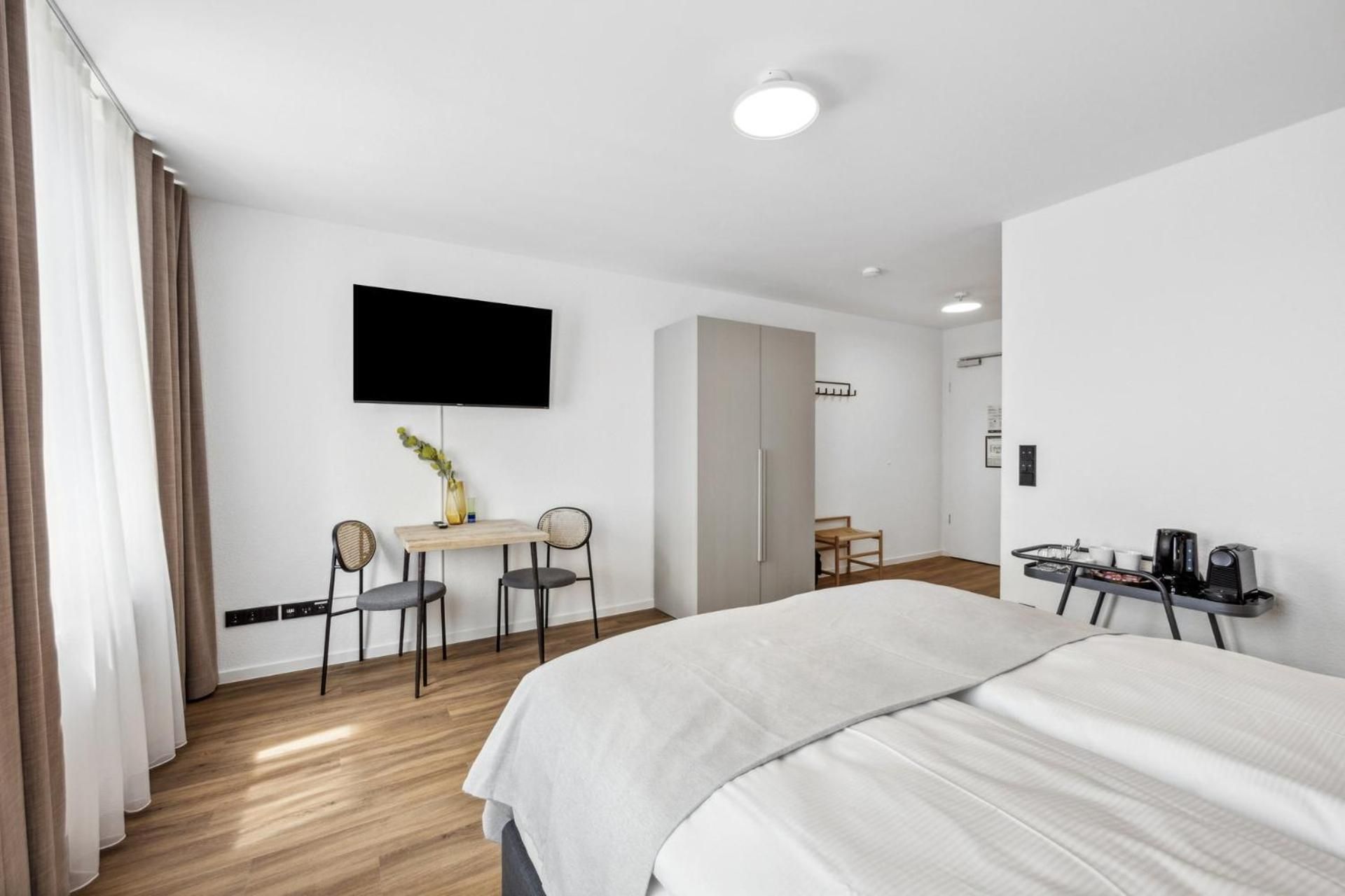 Limehome Dusseldorf Bahlenstr Queen Room 2