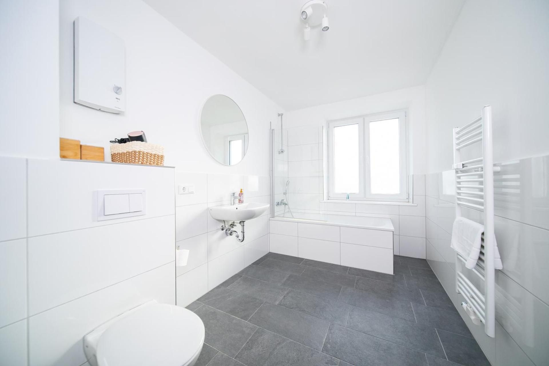 Favorite Stays - Suite and More - 10 Min to fair Two Bedroom Apartment 2