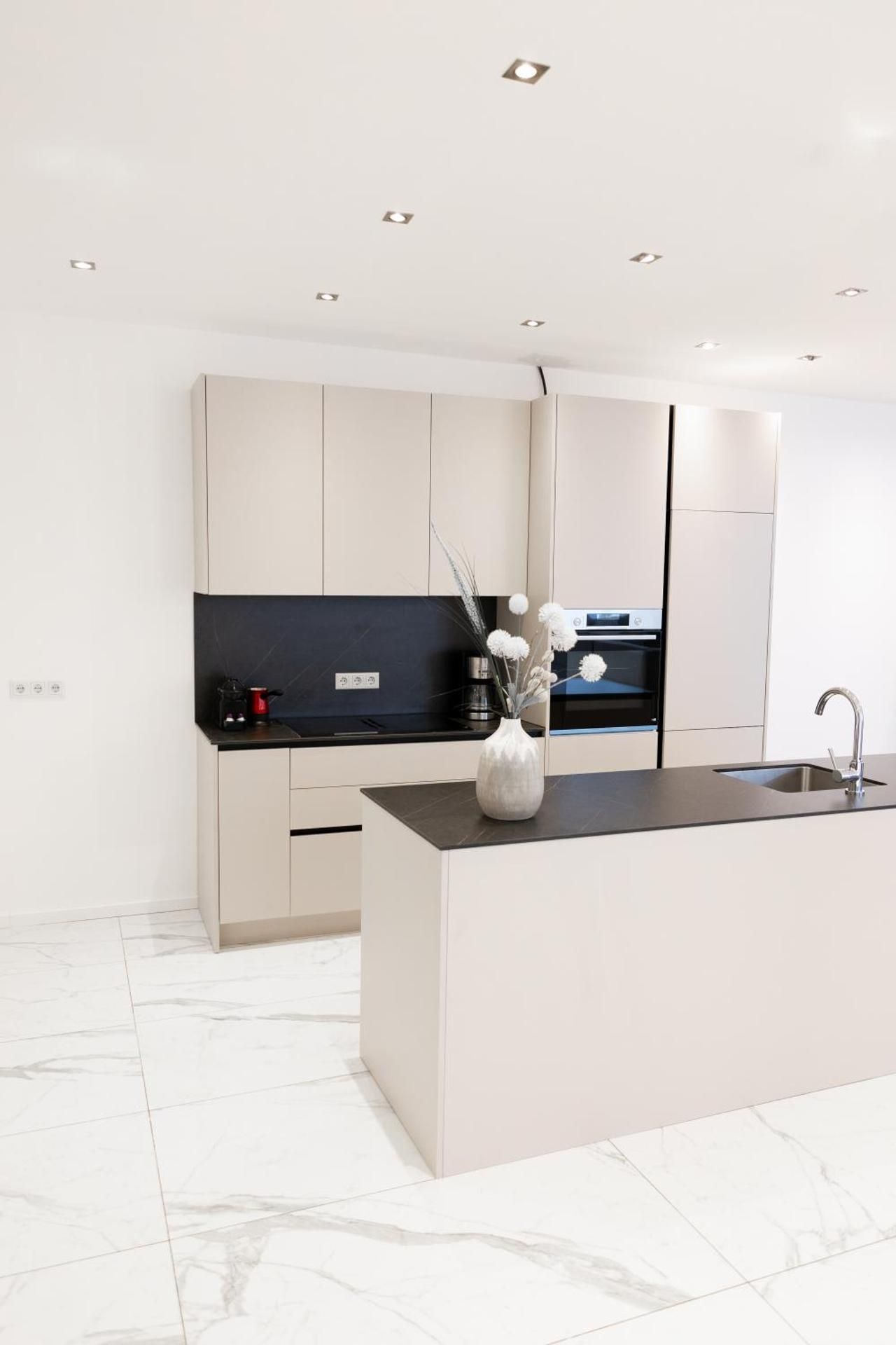 B-Chill House Three-Bedroom Holiday Home  3