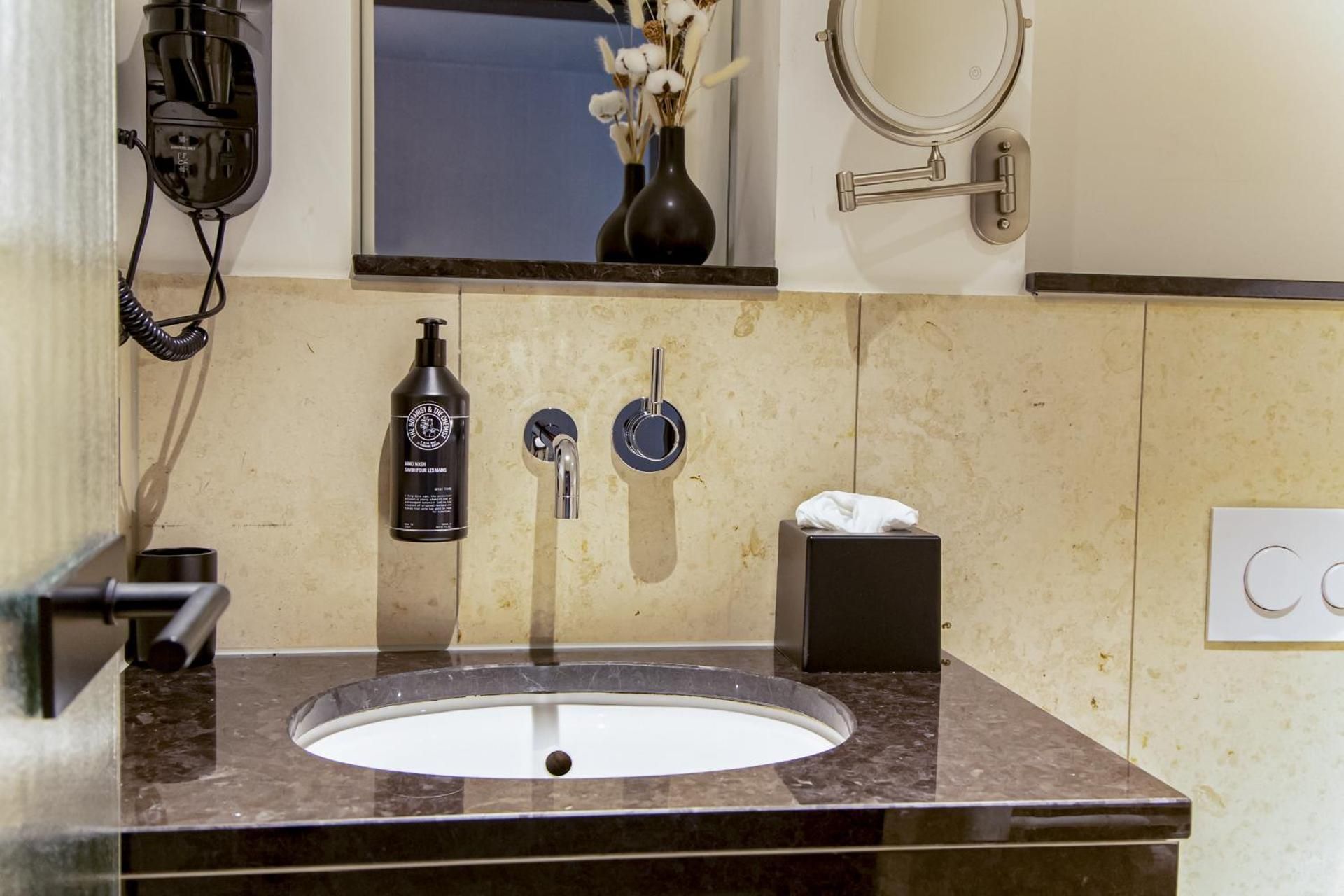 MUZE Hotel Dusseldorf - Handwritten Collection Classic Room with 1 Double Bed 3