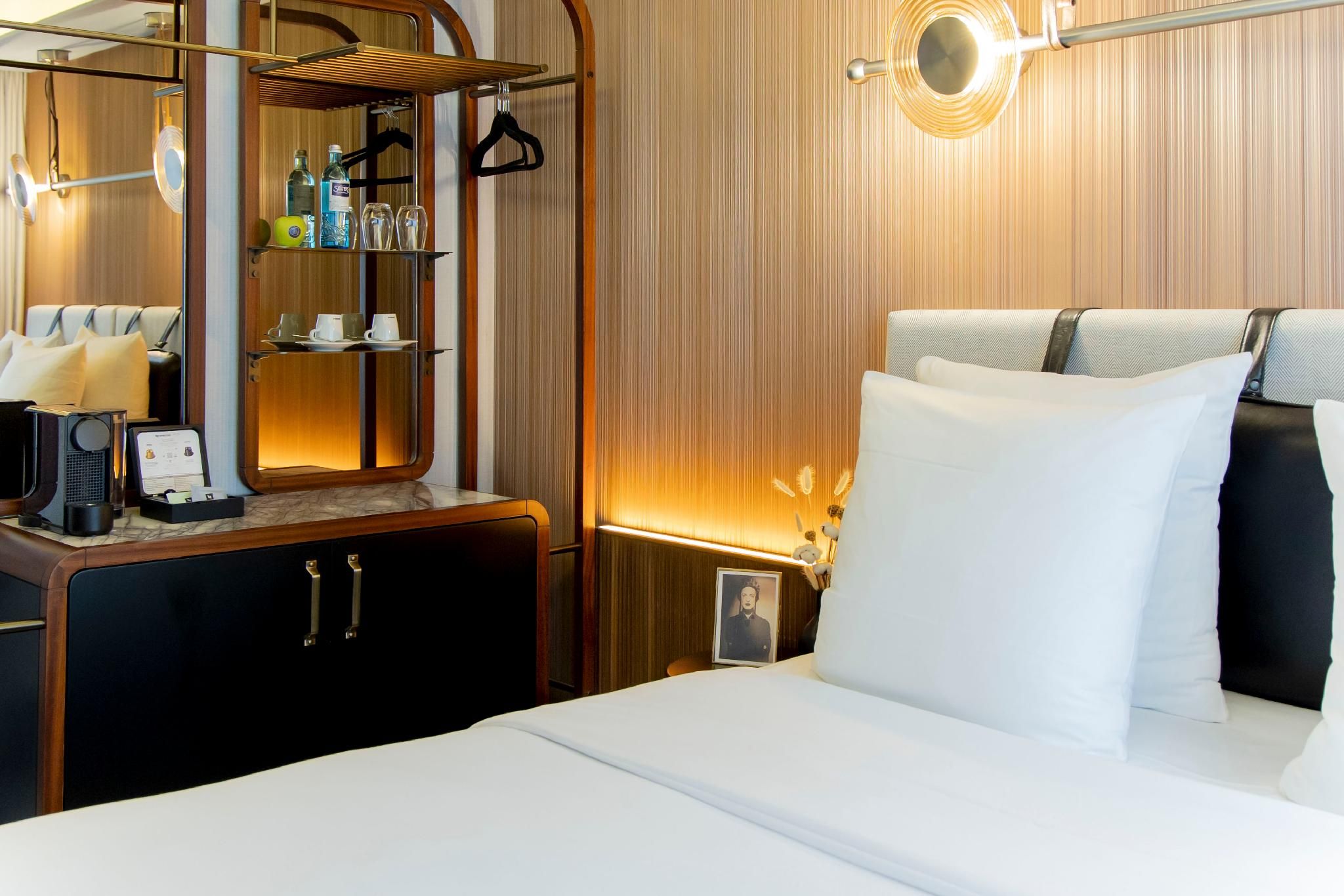 MUZE Hotel Dusseldorf - Handwritten Collection Classic Room with 1 Double Bed