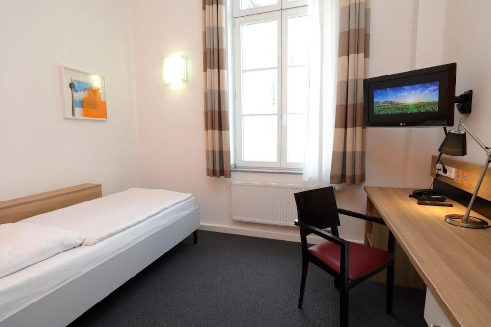 Townhouse Düsseldorf Standard Single Room, Kitchenette 7