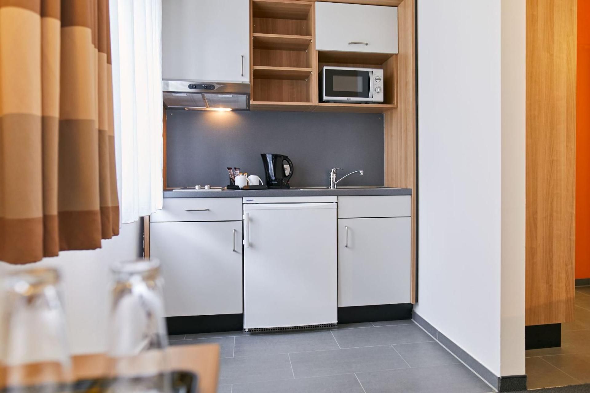 Townhouse Düsseldorf Superior Double Room with Kitchenette 3