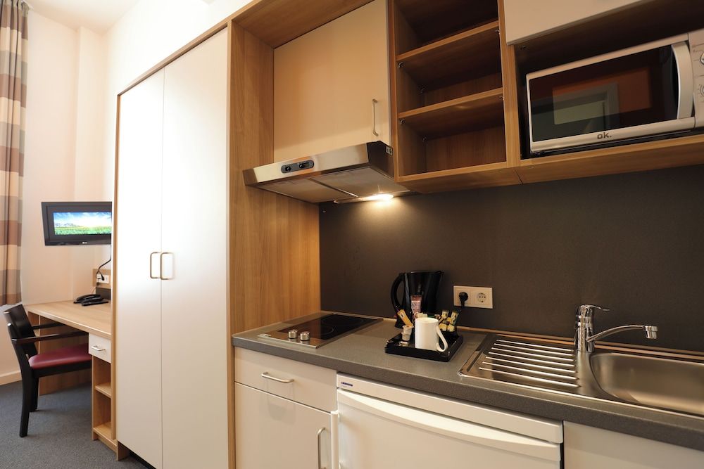 Townhouse Düsseldorf Standard Single Room, Kitchenette 6