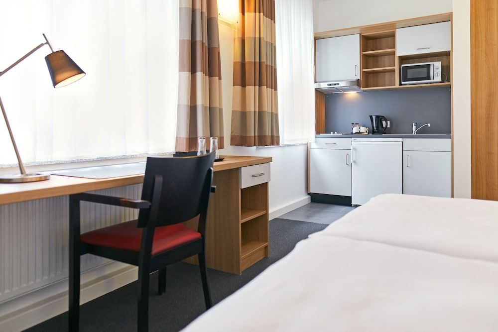 Townhouse Düsseldorf Comfort Double Room, Kitchenette 3