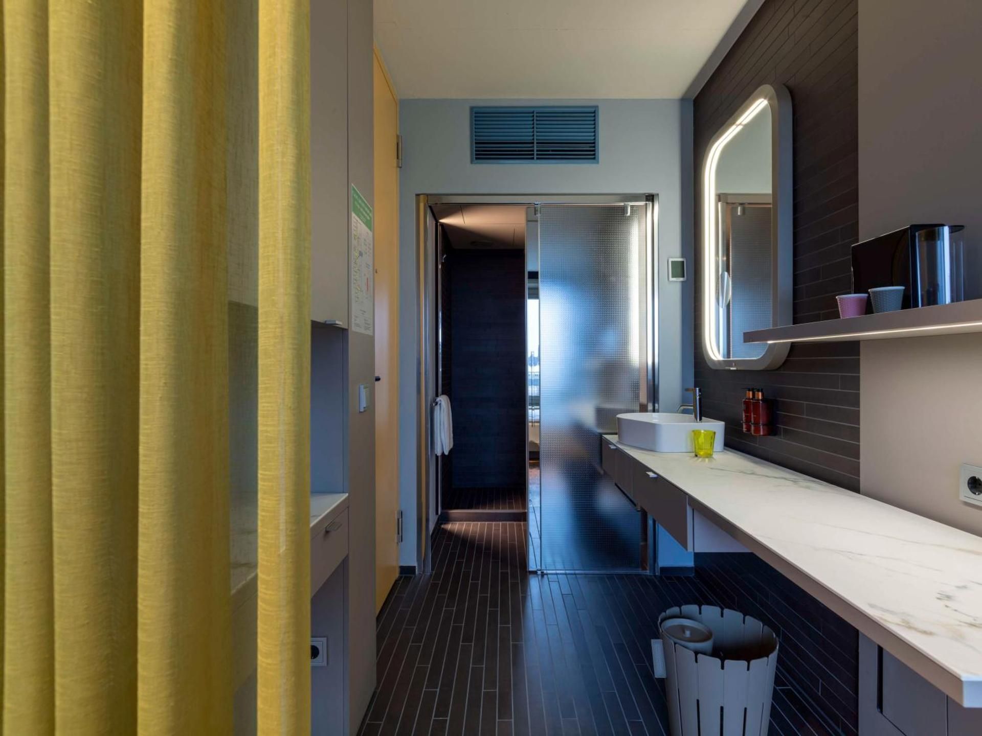 1 Queen Bed, Standard Room, Air Conditioning