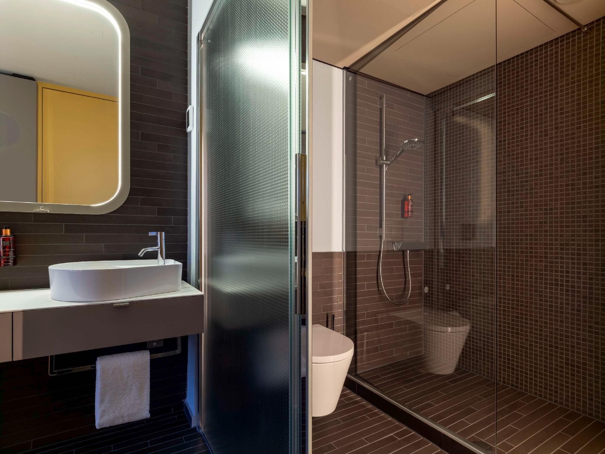 b'mine Duesseldorf 1 Double Bed, Superior Room, Air Conditioning 3