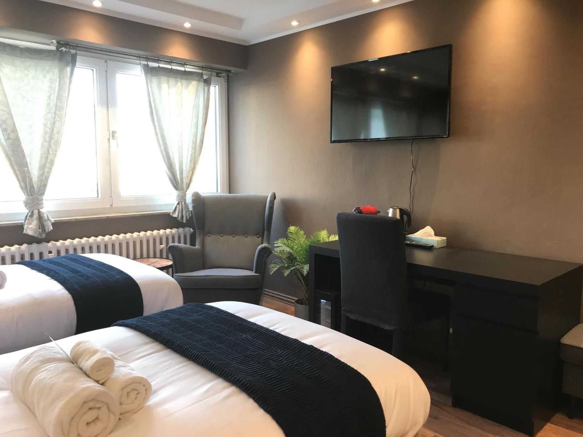 Mike's Four Twin Room with Shared Bathroom 2