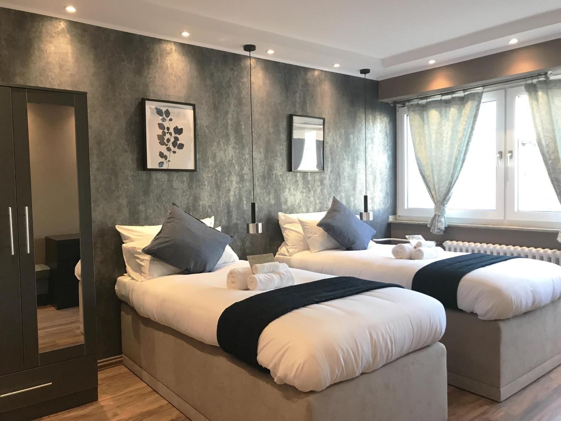 Mike's Four Twin Room with Shared Bathroom