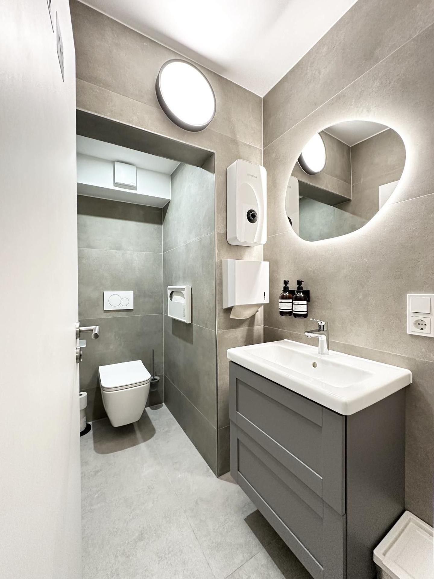 Mike's Four Twin Room with Shared Bathroom 3