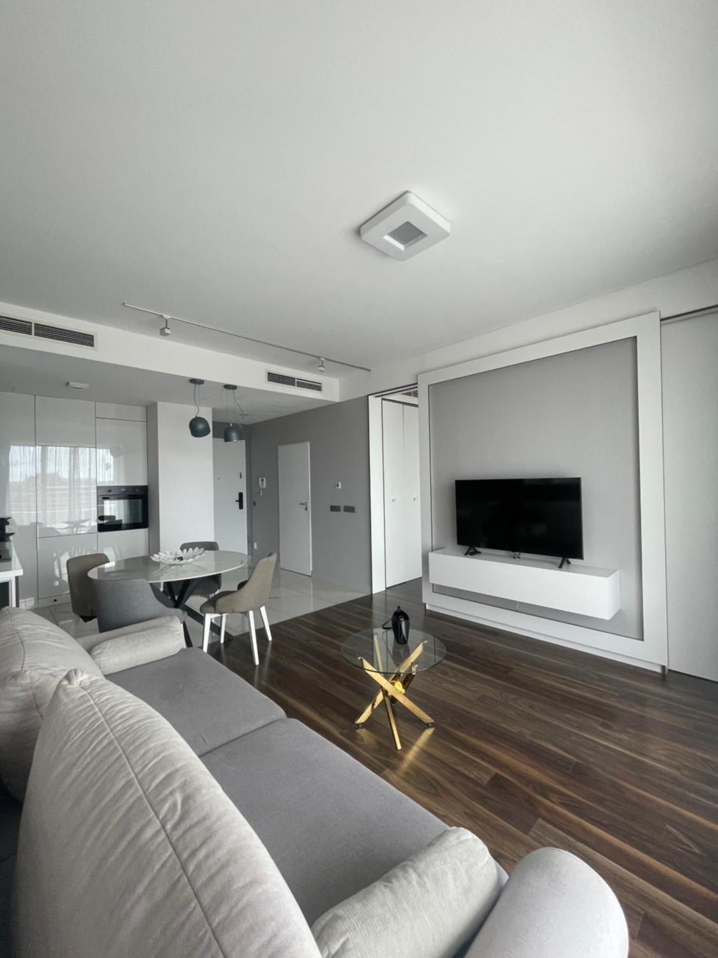 Deluxe One-Bedroom Apartment