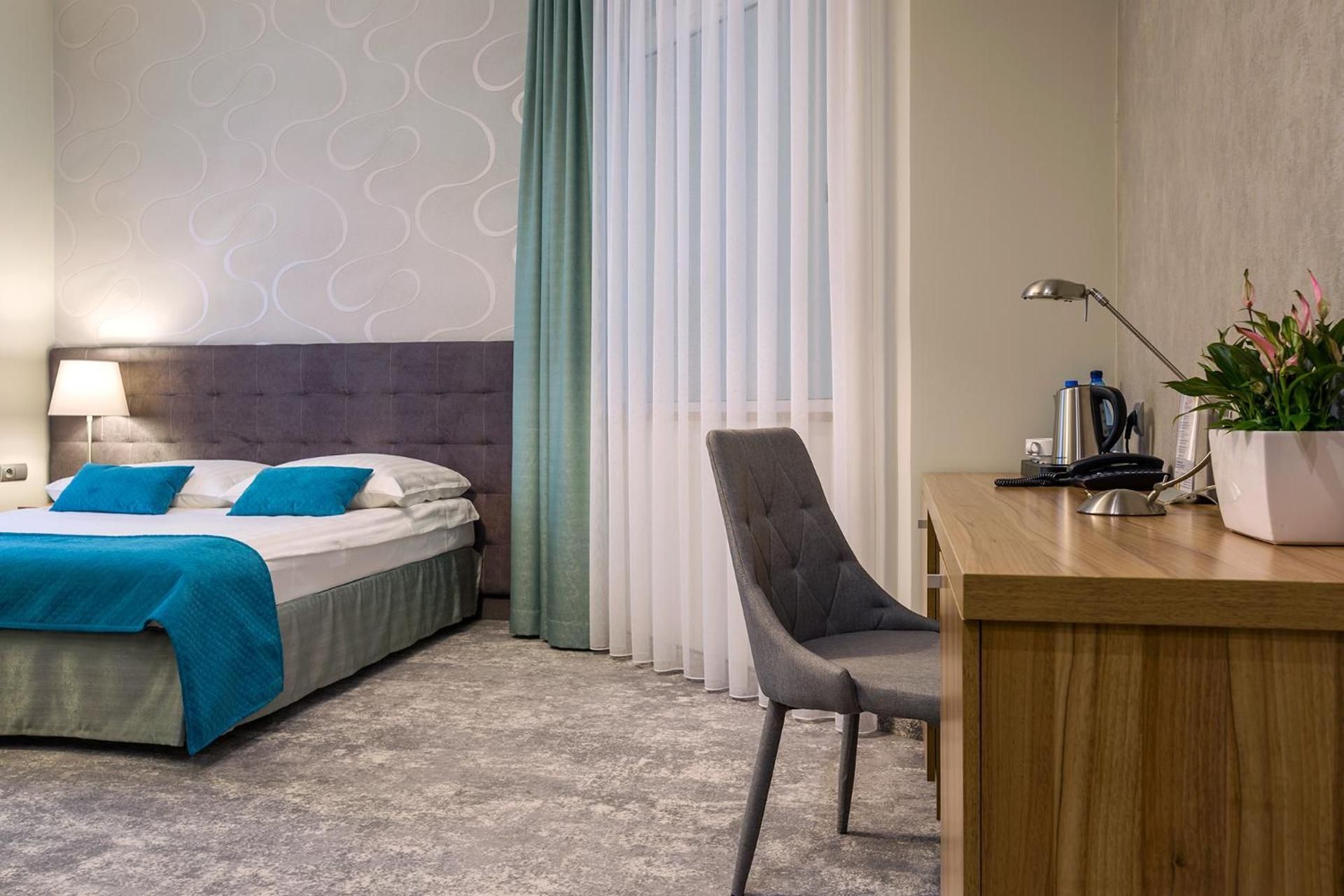Deluxe Room 1 Queen Bed