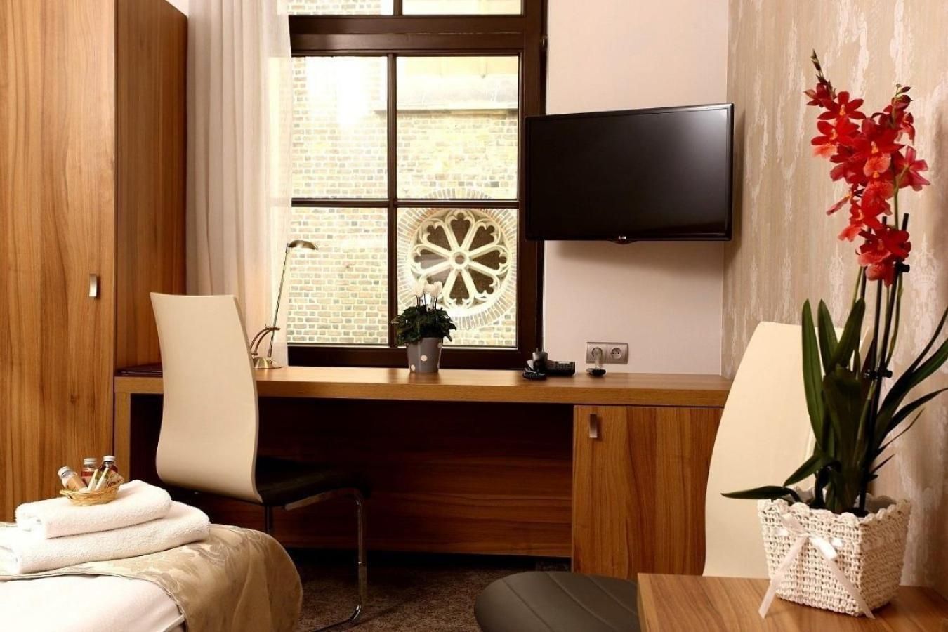 Standard Room 1 Queen Bed