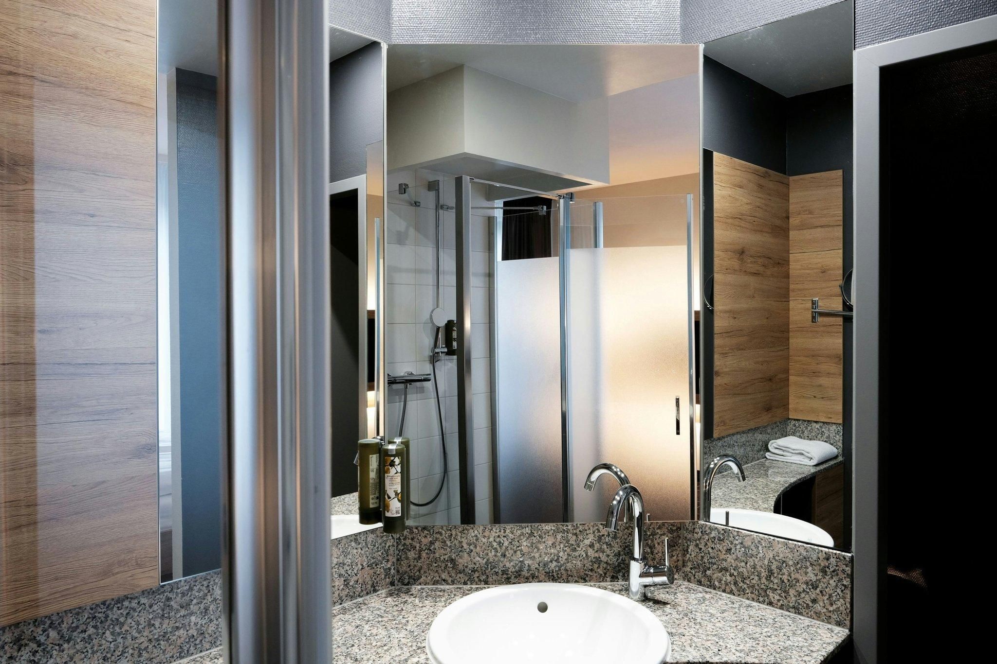 Larger Guest room, 1 Queen, Sofa bed