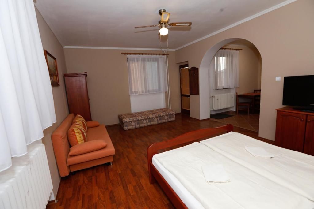Quadruple Room with Private Bathroom