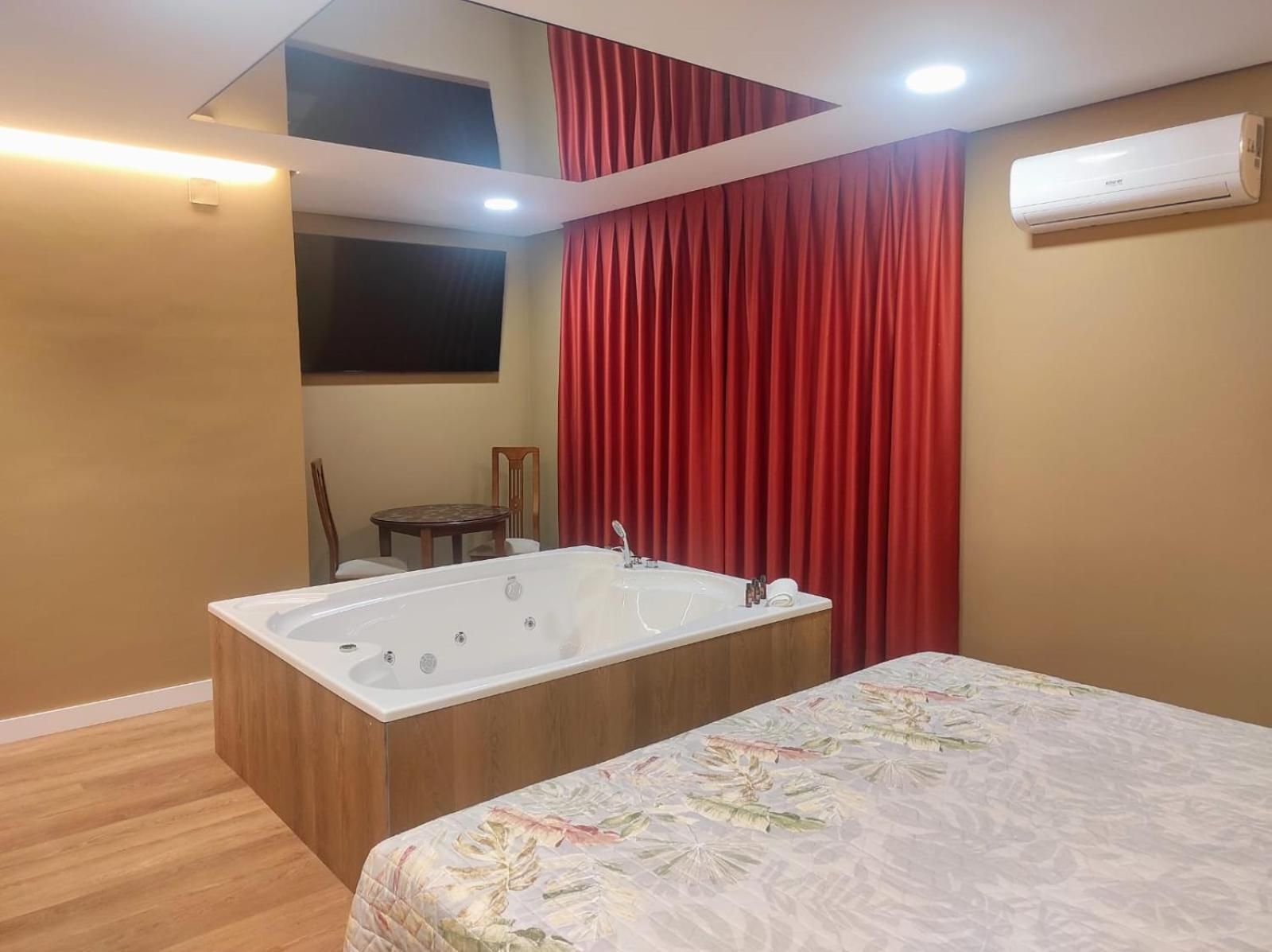 Deluxe Suite with Spa Bath
