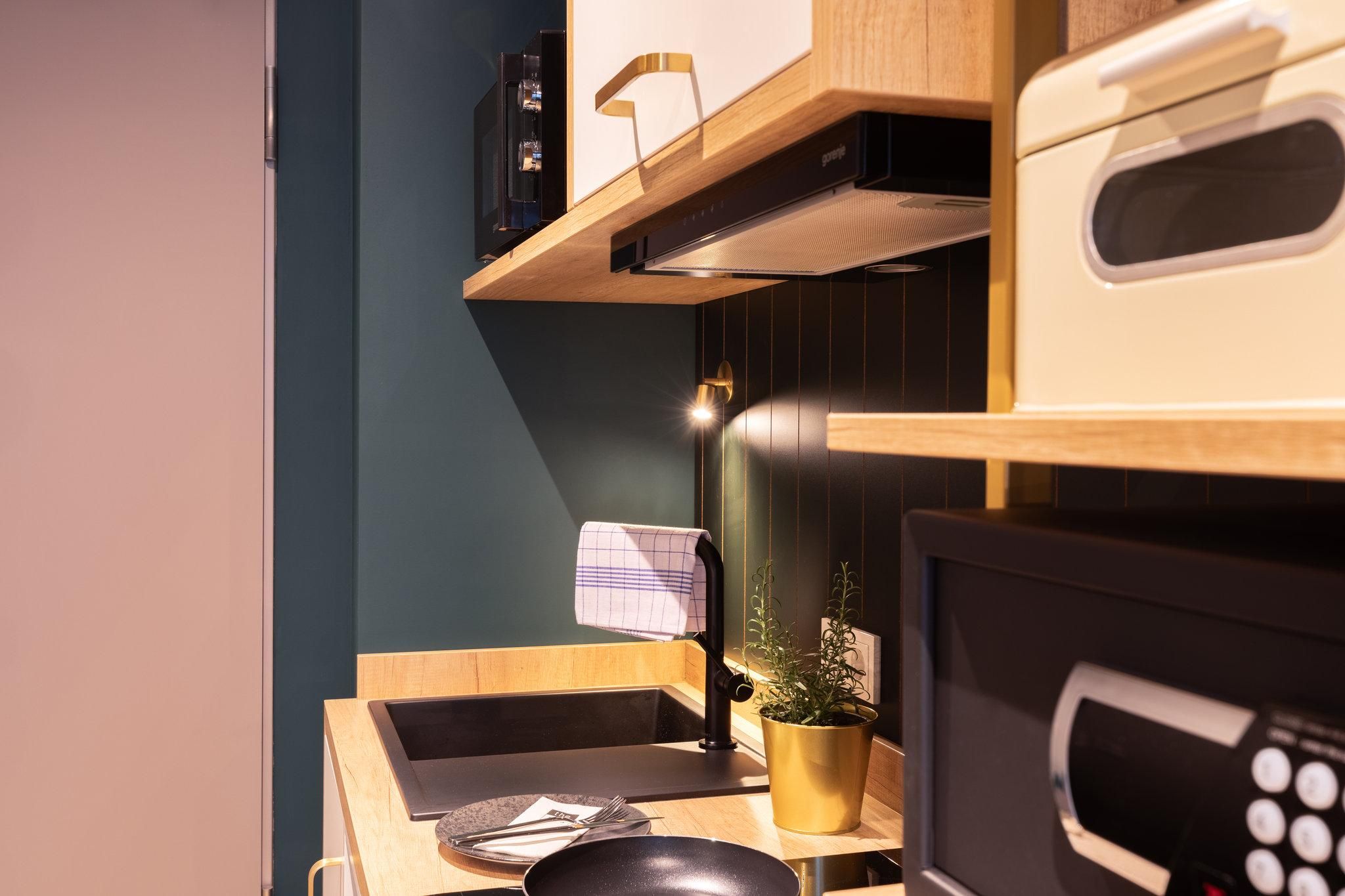 1 Queen Premium Kitchenette