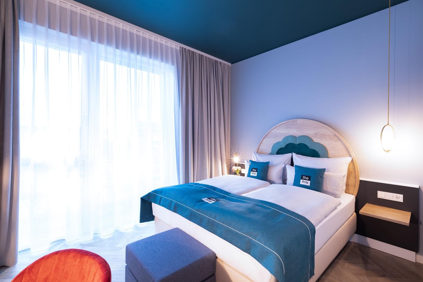 1 Queen Premium Kitchenette