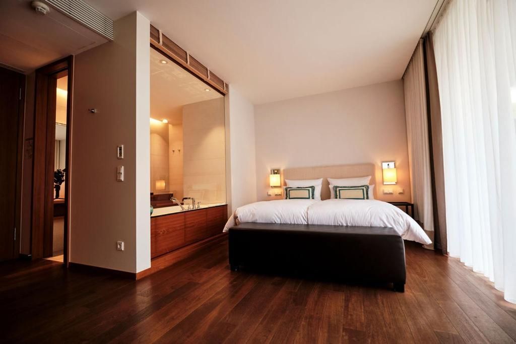 Premier Room with Lateral lake view