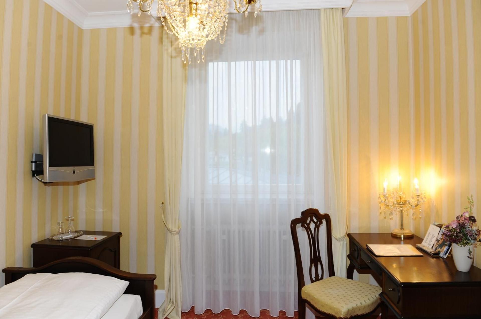 HELIOPARK Bad Hotel Zum Hirsch Superior Single Room 3