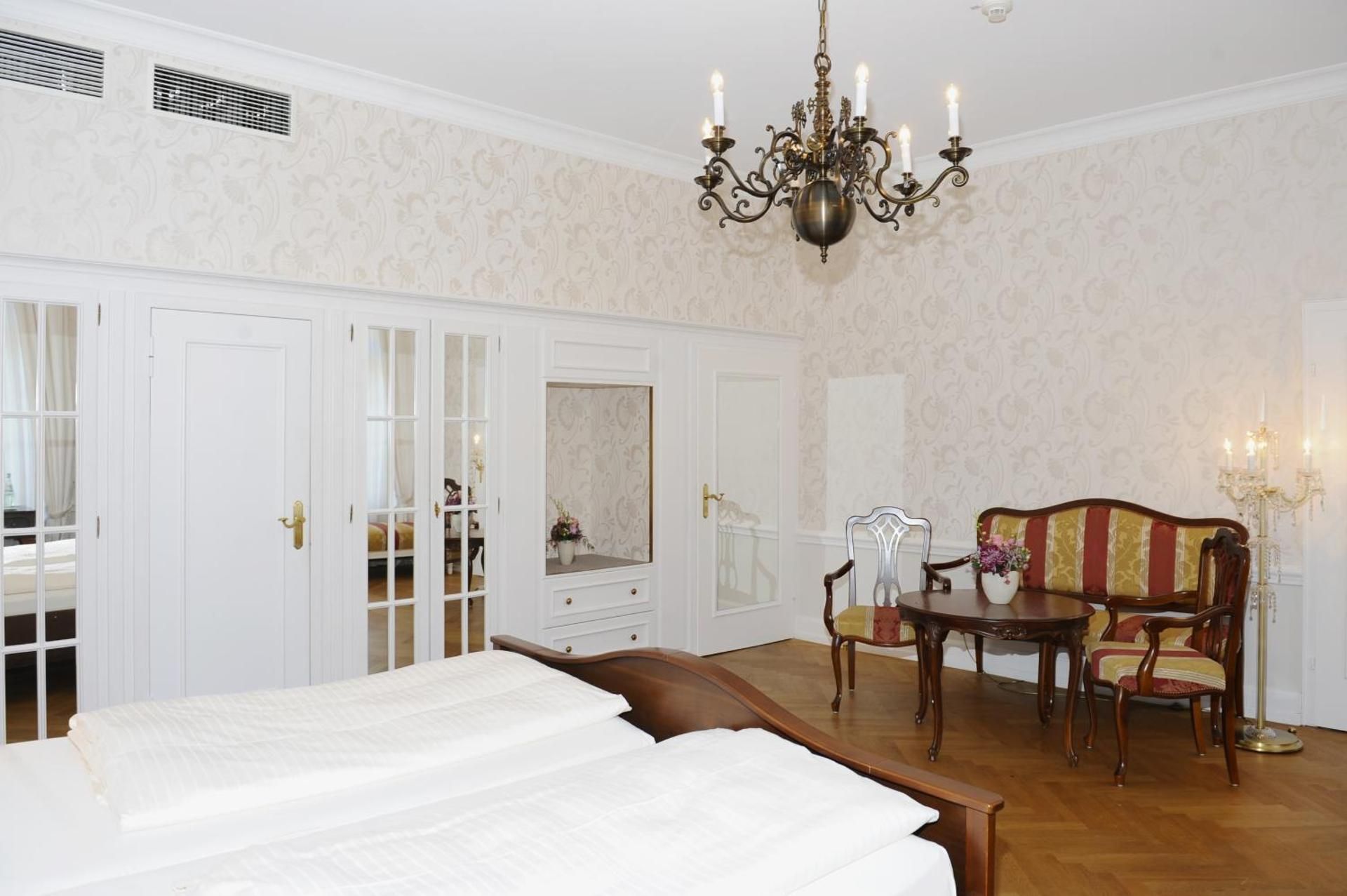 HELIOPARK Bad Hotel Zum Hirsch Junior Suite 3