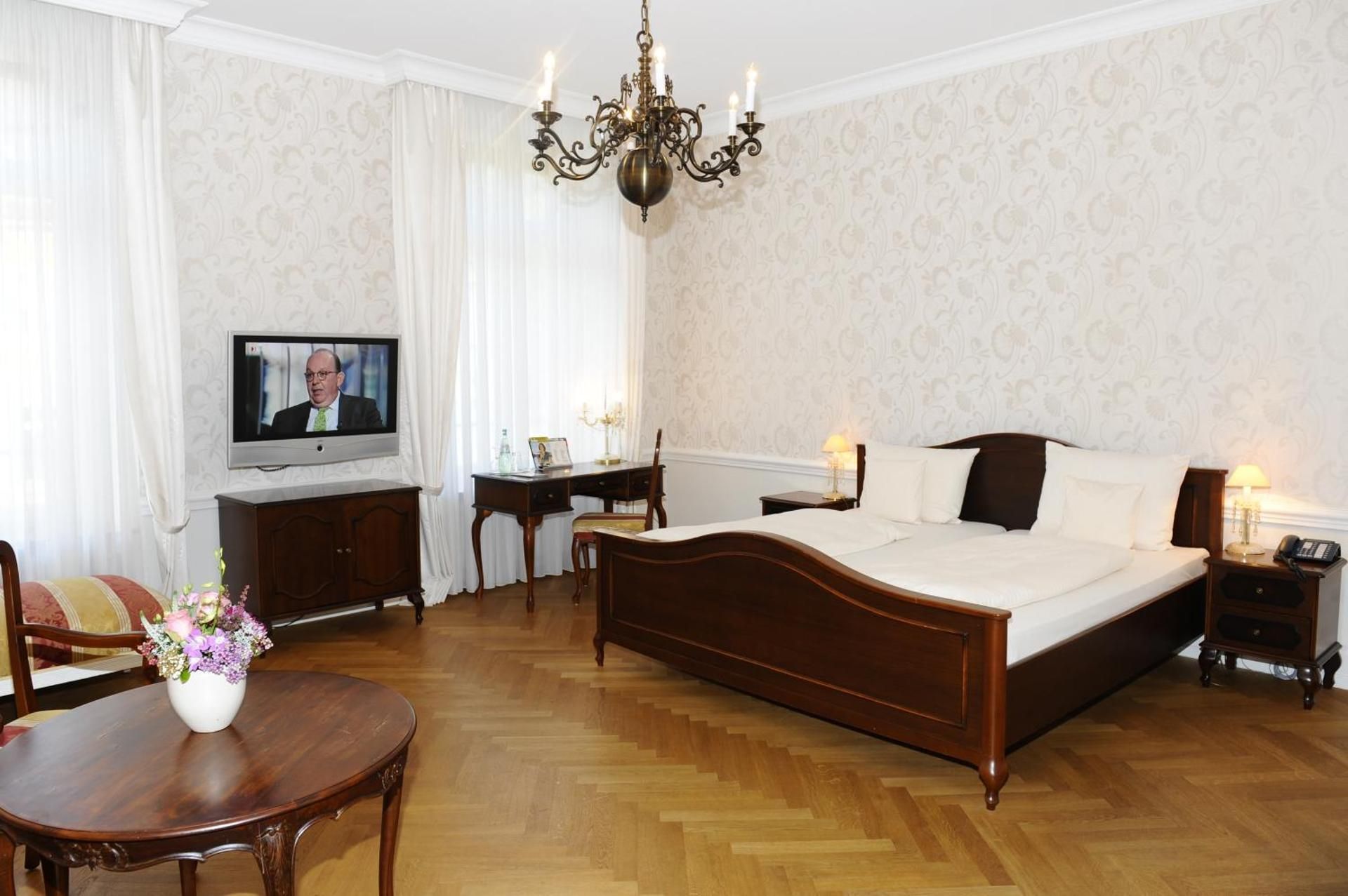 HELIOPARK Bad Hotel Zum Hirsch Junior Suite 2